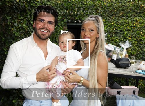 Tilburg 14 mei 2024
Boekpresentatie Roy Donders in Cafe Bet Kolen .
Zij vriendin Michelle dochtertje Romi alsmede zijn ouders en zus Rian Donders waren natuurlijk aanwezig.