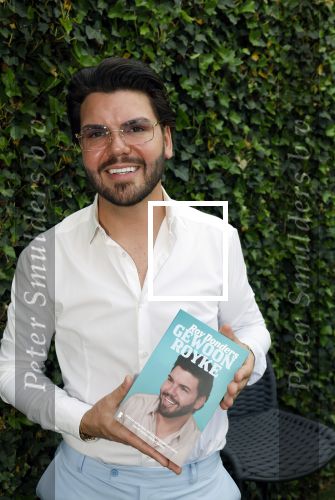 Tilburg 14 mei 2024
Boekpresentatie Roy Donders in Cafe Bet Kolen .
Zij vriendin Michelle dochtertje Romi alsmede zijn ouders en zus Rian Donders waren natuurlijk aanwezig.