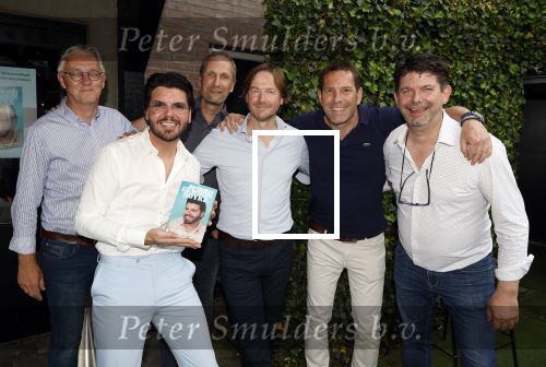 Tilburg 14 mei 2024
Boekpresentatie Roy Donders in Cafe Bet Kolen .
Zij vriendin Michelle dochtertje Romi alsmede zijn ouders en zus Rian Donders waren natuurlijk aanwezig.