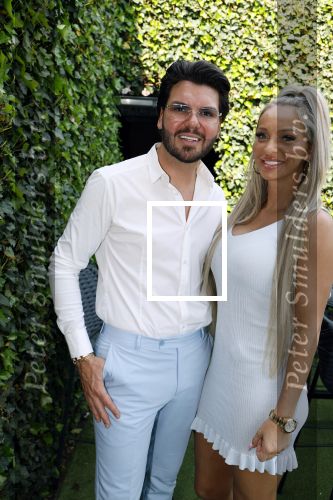 Tilburg 14 mei 2024
Boekpresentatie Roy Donders in Cafe Bet Kolen .
Zij vriendin Michelle dochtertje Romi alsmede zijn ouders en zus Rian Donders waren natuurlijk aanwezig.