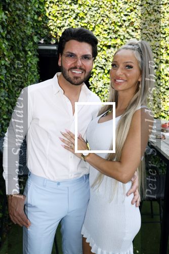 Tilburg 14 mei 2024
Boekpresentatie Roy Donders in Cafe Bet Kolen .
Zij vriendin Michelle dochtertje Romi alsmede zijn ouders en zus Rian Donders waren natuurlijk aanwezig.