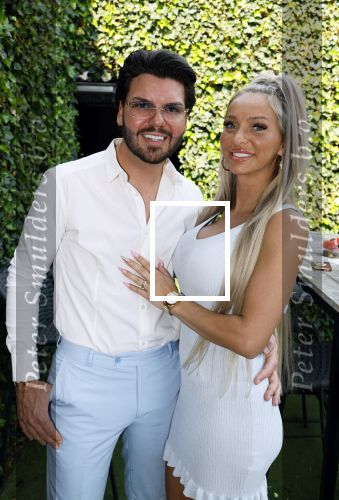 Tilburg 14 mei 2024
Boekpresentatie Roy Donders in Cafe Bet Kolen .
Zij vriendin Michelle dochtertje Romi alsmede zijn ouders en zus Rian Donders waren natuurlijk aanwezig.