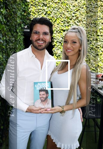 Tilburg 14 mei 2024
Boekpresentatie Roy Donders in Cafe Bet Kolen .
Zij vriendin Michelle dochtertje Romi alsmede zijn ouders en zus Rian Donders waren natuurlijk aanwezig.