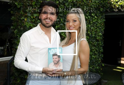 Tilburg 14 mei 2024
Boekpresentatie Roy Donders in Cafe Bet Kolen .
Zij vriendin Michelle dochtertje Romi alsmede zijn ouders en zus Rian Donders waren natuurlijk aanwezig.
