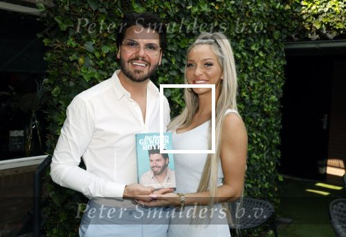 Tilburg 14 mei 2024
Boekpresentatie Roy Donders in Cafe Bet Kolen .
Zij vriendin Michelle dochtertje Romi alsmede zijn ouders en zus Rian Donders waren natuurlijk aanwezig.