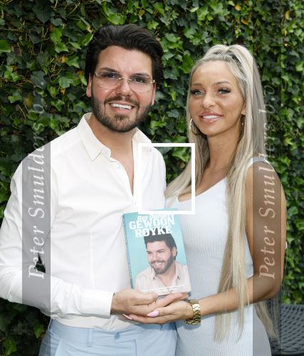 Tilburg 14 mei 2024
Boekpresentatie Roy Donders in Cafe Bet Kolen .
Zij vriendin Michelle dochtertje Romi alsmede zijn ouders en zus Rian Donders waren natuurlijk aanwezig.