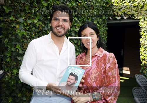 Tilburg 14 mei 2024
Boekpresentatie Roy Donders in Cafe Bet Kolen .
Zij vriendin Michelle dochtertje Romi alsmede zijn ouders en zus Rian Donders waren natuurlijk aanwezig.