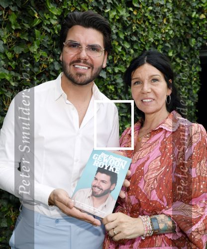 Tilburg 14 mei 2024
Boekpresentatie Roy Donders in Cafe Bet Kolen .
Zij vriendin Michelle dochtertje Romi alsmede zijn ouders en zus Rian Donders waren natuurlijk aanwezig.
