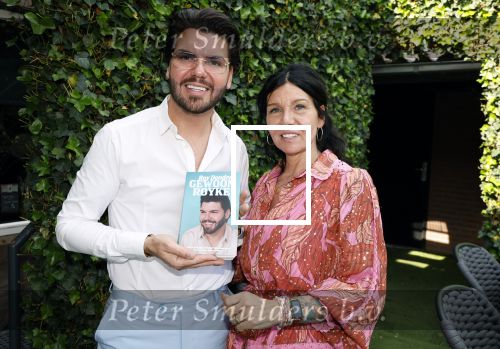 Tilburg 14 mei 2024
Boekpresentatie Roy Donders in Cafe Bet Kolen .
Zij vriendin Michelle dochtertje Romi alsmede zijn ouders en zus Rian Donders waren natuurlijk aanwezig.