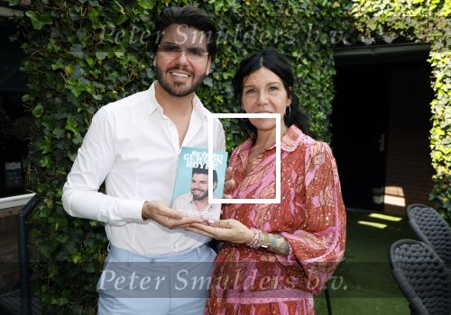 Tilburg 14 mei 2024
Boekpresentatie Roy Donders in Cafe Bet Kolen .
Zij vriendin Michelle dochtertje Romi alsmede zijn ouders en zus Rian Donders waren natuurlijk aanwezig.