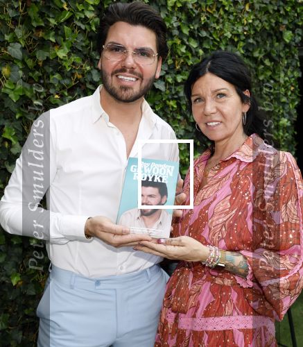 Tilburg 14 mei 2024
Boekpresentatie Roy Donders in Cafe Bet Kolen .
Zij vriendin Michelle dochtertje Romi alsmede zijn ouders en zus Rian Donders waren natuurlijk aanwezig.