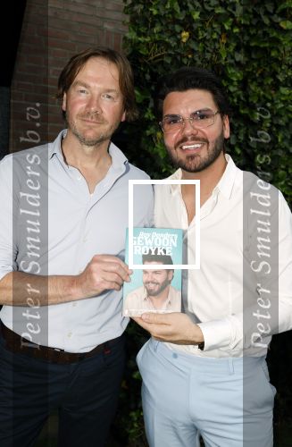 Tilburg 14 mei 2024
Boekpresentatie Roy Donders in Cafe Bet Kolen .
Zij vriendin Michelle dochtertje Romi alsmede zijn ouders en zus Rian Donders waren natuurlijk aanwezig. Roy Donders met de schrijver van zijn boek