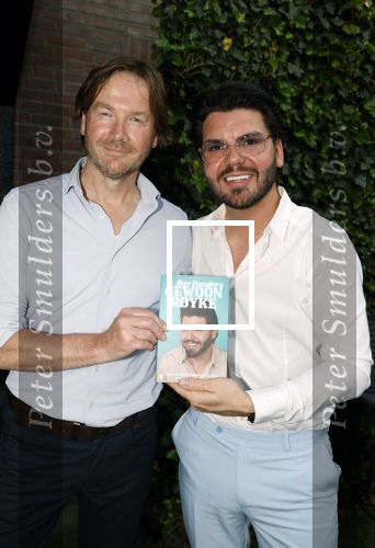 Tilburg 14 mei 2024
Boekpresentatie Roy Donders in Cafe Bet Kolen .
Zij vriendin Michelle dochtertje Romi alsmede zijn ouders en zus Rian Donders waren natuurlijk aanwezig. Roy Donders met de schrijver van zijn boek