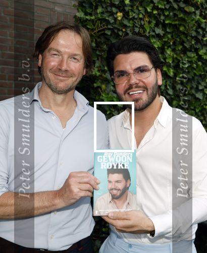 Tilburg 14 mei 2024
Boekpresentatie Roy Donders in Cafe Bet Kolen .
Zij vriendin Michelle dochtertje Romi alsmede zijn ouders en zus Rian Donders waren natuurlijk aanwezig. Roy Donders met de schrijver van zijn boek