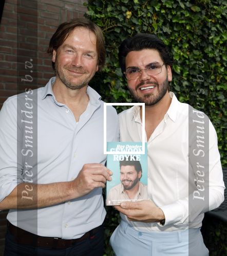 Tilburg 14 mei 2024
Boekpresentatie Roy Donders in Cafe Bet Kolen .
Zij vriendin Michelle dochtertje Romi alsmede zijn ouders en zus Rian Donders waren natuurlijk aanwezig. Roy Donders met de schrijver van zijn boek