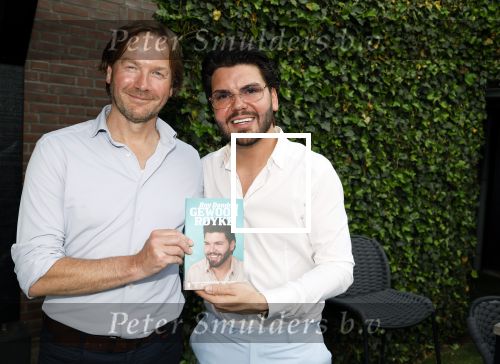 Tilburg 14 mei 2024
Boekpresentatie Roy Donders in Cafe Bet Kolen .
Zij vriendin Michelle dochtertje Romi alsmede zijn ouders en zus Rian Donders waren natuurlijk aanwezig. Roy Donders met de schrijver van zijn boek