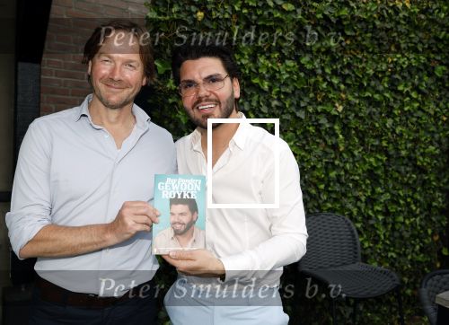 Tilburg 14 mei 2024
Boekpresentatie Roy Donders in Cafe Bet Kolen .
Zij vriendin Michelle dochtertje Romi alsmede zijn ouders en zus Rian Donders waren natuurlijk aanwezig. Roy Donders met de schrijver van zijn boek