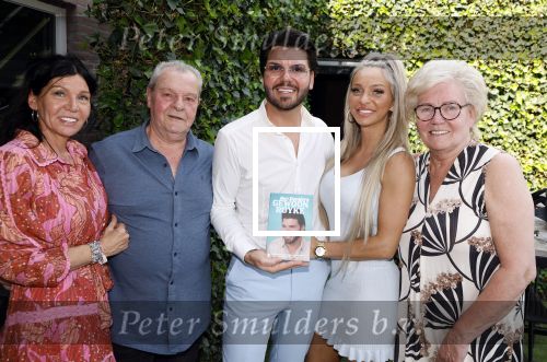 Tilburg 14 mei 2024
Boekpresentatie Roy Donders in Cafe Bet Kolen .
Zij vriendin Michelle dochtertje Romi alsmede zijn ouders en zus Rian Donders waren natuurlijk aanwezig.