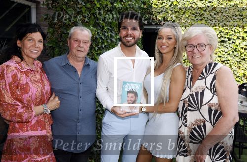 Tilburg 14 mei 2024
Boekpresentatie Roy Donders in Cafe Bet Kolen .
Zij vriendin Michelle dochtertje Romi alsmede zijn ouders en zus Rian Donders waren natuurlijk aanwezig.