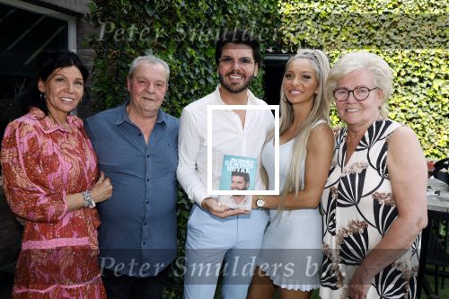 Tilburg 14 mei 2024
Boekpresentatie Roy Donders in Cafe Bet Kolen .
Zij vriendin Michelle dochtertje Romi alsmede zijn ouders en zus Rian Donders waren natuurlijk aanwezig.