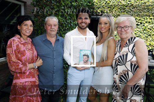 Tilburg 14 mei 2024
Boekpresentatie Roy Donders in Cafe Bet Kolen .
Zij vriendin Michelle dochtertje Romi alsmede zijn ouders en zus Rian Donders waren natuurlijk aanwezig.