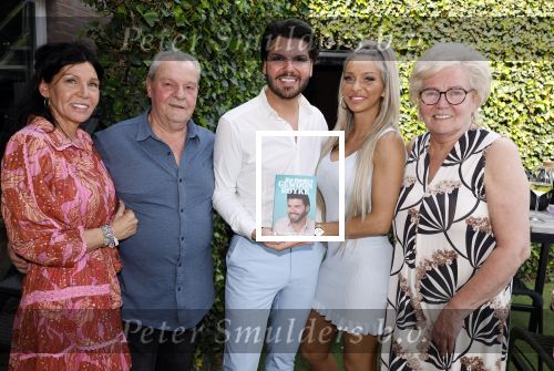 Tilburg 14 mei 2024
Boekpresentatie Roy Donders in Cafe Bet Kolen .
Zij vriendin Michelle dochtertje Romi alsmede zijn ouders en zus Rian Donders waren natuurlijk aanwezig.