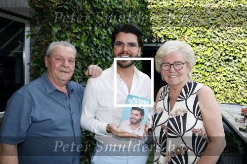 Tilburg 14 mei 2024
Boekpresentatie Roy Donders in Cafe Bet Kolen .
Zij vriendin Michelle dochtertje Romi alsmede zijn ouders en zus Rian Donders waren natuurlijk aanwezig.