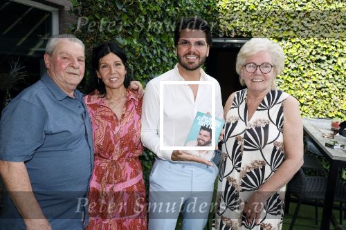 Tilburg 14 mei 2024
Boekpresentatie Roy Donders in Cafe Bet Kolen .
Zij vriendin Michelle dochtertje Romi alsmede zijn ouders en zus Rian Donders waren natuurlijk aanwezig.