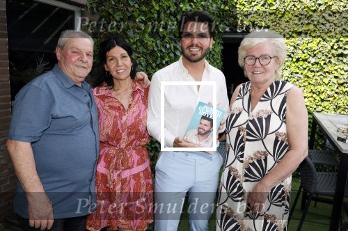 Tilburg 14 mei 2024
Boekpresentatie Roy Donders in Cafe Bet Kolen .
Zij vriendin Michelle dochtertje Romi alsmede zijn ouders en zus Rian Donders waren natuurlijk aanwezig.