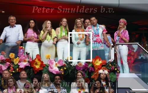 Amsterdam 25 mei 2024
Sandra Valk ging met haar dochters naar  de toppers in Concert in de Johan Cruijff arena. dochter Carlijn is zwanger