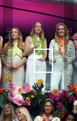 Amsterdam 25 mei 2024
Sandra Valk ging met haar dochters naar  de toppers in Concert in de Johan Cruijff arena. dochter Carlijn is zwanger