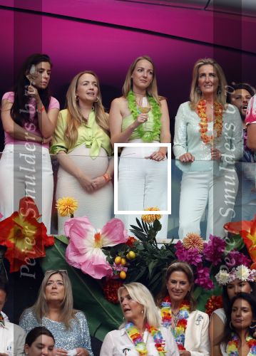Amsterdam 25 mei 2024
Sandra Valk ging met haar dochters naar  de toppers in Concert in de Johan Cruijff arena. dochter Carlijn is zwanger