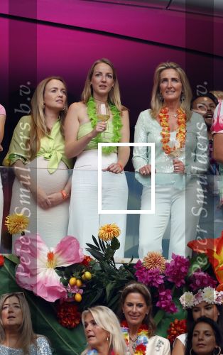 Amsterdam 25 mei 2024
Sandra Valk ging met haar dochters naar  de toppers in Concert in de Johan Cruijff arena. dochter Carlijn is zwanger