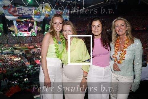 Amsterdam 25 mei 2024
Sandra Valk ging met haar dochters naar  de toppers in Concert in de Johan Cruijff arena. dochter Carlijn is zwanger