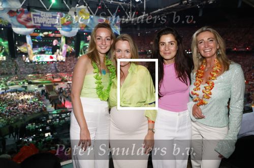 Amsterdam 25 mei 2024
Sandra Valk ging met haar dochters naar  de toppers in Concert in de Johan Cruijff arena. dochter Carlijn is zwanger
