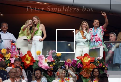 Amsterdam 25 mei 2024
Sandra Valk ging met haar dochters naar  de toppers in Concert in de Johan Cruijff arena. dochter Carlijn is zwanger