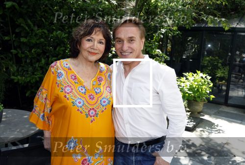 Amsterdam 11 mei 2024
Onthulling kunstwerk Hayo Sol ( schilderij ABBA) door Therese Steinmetz en Philippe Elan. Ook Catherine Keyl is aanwezig in Apollo first Hotel.