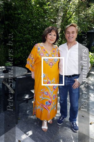 Amsterdam 11 mei 2024
Onthulling kunstwerk Hayo Sol ( schilderij ABBA) door Therese Steinmetz en Philippe Elan. Ook Catherine Keyl is aanwezig in Apollo first Hotel.