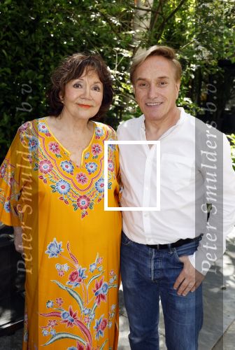 Amsterdam 11 mei 2024
Onthulling kunstwerk Hayo Sol ( schilderij ABBA) door Therese Steinmetz en Philippe Elan. Ook Catherine Keyl is aanwezig in Apollo first Hotel.