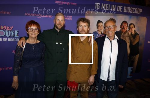 Amsterdam 13 mei 2024
Premiere Crazy House in Tuschinski. De cast met oa Alicia Silverstone Gaite Jansen Matti Stooker Chris Peters Victoria Koblenko Maarten Swart en Steffen Haars . Greg Shapiro presenteert de avond. Tim Haars en Steffen Haars met hun ouders