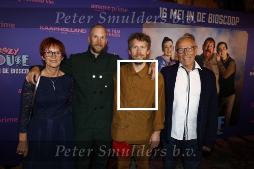Amsterdam 13 mei 2024
Premiere Crazy House in Tuschinski. De cast met oa Alicia Silverstone Gaite Jansen Matti Stooker Chris Peters Victoria Koblenko Maarten Swart en Steffen Haars . Greg Shapiro presenteert de avond. Tim Haars en Steffen Haars met hun ouders