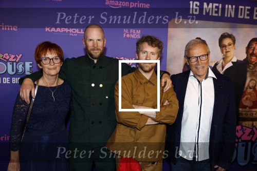 Amsterdam 13 mei 2024
Premiere Crazy House in Tuschinski. De cast met oa Alicia Silverstone Gaite Jansen Matti Stooker Chris Peters Victoria Koblenko Maarten Swart en Steffen Haars . Greg Shapiro presenteert de avond. Tim Haars en Steffen Haars met hun ouders