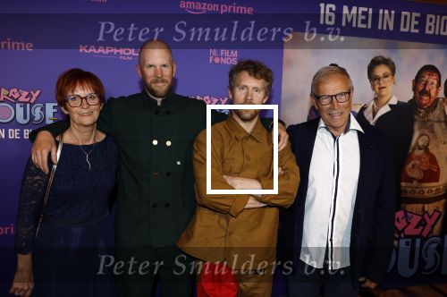 Amsterdam 13 mei 2024
Premiere Crazy House in Tuschinski. De cast met oa Alicia Silverstone Gaite Jansen Matti Stooker Chris Peters Victoria Koblenko Maarten Swart en Steffen Haars . Greg Shapiro presenteert de avond. Tim Haars en Steffen Haars met hun ouders