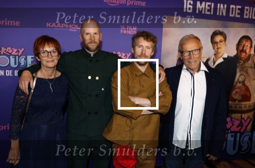 Amsterdam 13 mei 2024
Premiere Crazy House in Tuschinski. De cast met oa Alicia Silverstone Gaite Jansen Matti Stooker Chris Peters Victoria Koblenko Maarten Swart en Steffen Haars . Greg Shapiro presenteert de avond. Tim Haars en Steffen Haars met hun ouders