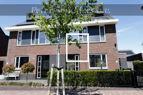 Wilnis 20 en 21 mei 2025
Andre Hazes bij zijn huis met zijn hond .
