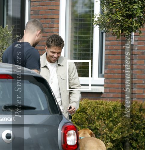 Wilnis 20 en 21 mei 2025
Andre Hazes bij zijn huis met zijn hond .
