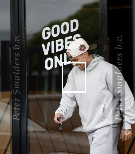 Wilnis 25 mei 2025
Andre Hazes gaat sporten en daarna komt Monique Westenberg met zoon Andre Hazes jr de hond brengen bij zijn huis .
Andre en Monique geven elkaar een knuffel .