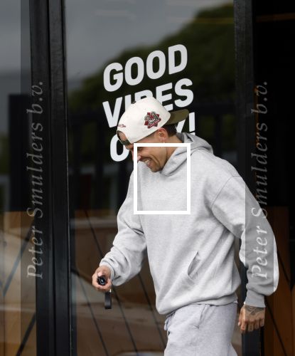Wilnis 25 mei 2025
Andre Hazes gaat sporten en daarna komt Monique Westenberg met zoon Andre Hazes jr de hond brengen bij zijn huis .
Andre en Monique geven elkaar een knuffel .