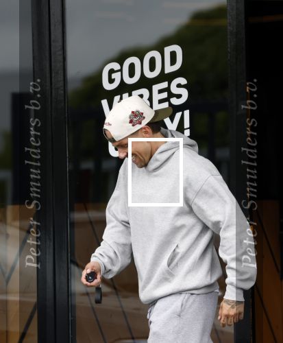 Wilnis 25 mei 2025
Andre Hazes gaat sporten en daarna komt Monique Westenberg met zoon Andre Hazes jr de hond brengen bij zijn huis .
Andre en Monique geven elkaar een knuffel .
