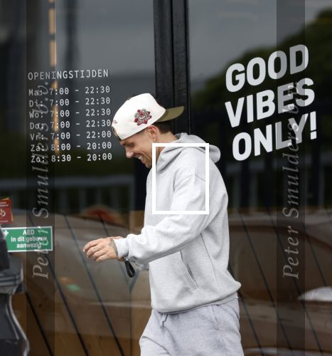 Wilnis 25 mei 2025
Andre Hazes gaat sporten en daarna komt Monique Westenberg met zoon Andre Hazes jr de hond brengen bij zijn huis .
Andre en Monique geven elkaar een knuffel .